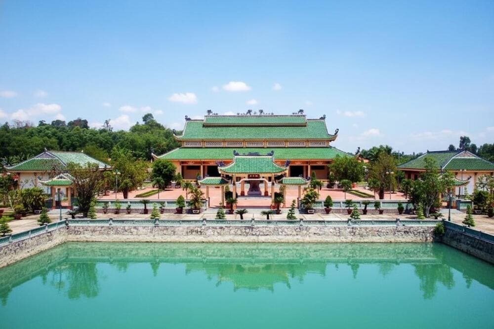 Biểu tượng văn hóa lâu đời của vùng đất học, mang kiến trúc Á Đông uy nghi, thanh tịnh.